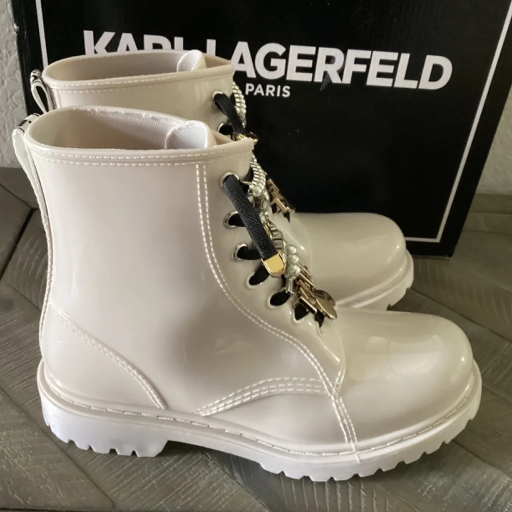 KARL LAGERFELD PARIS Topanga Embellished Rain Booties, size 7 - Picture 4 of 14